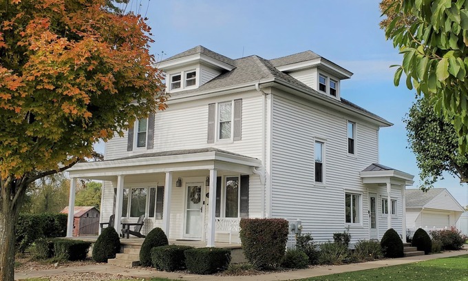 Nauvoo House | Charming Nauvoo Farmhouse - 1 mile from Nauvoo Temple