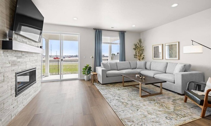 Star House | Charming NEW 3-bedroom house with Pool/Playground Near Grocery and Restaurants