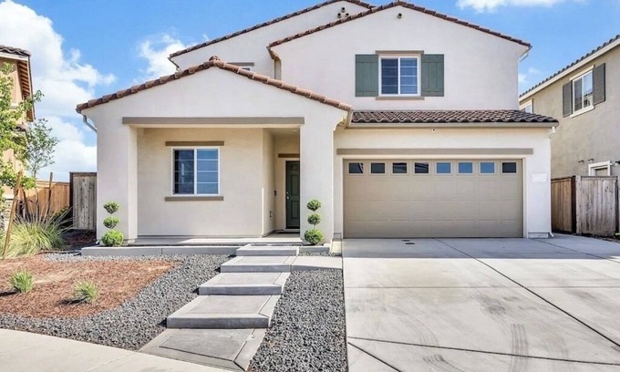 Roseville House | Charming, new 4-bedroom house in Roseville with WiFi and AC