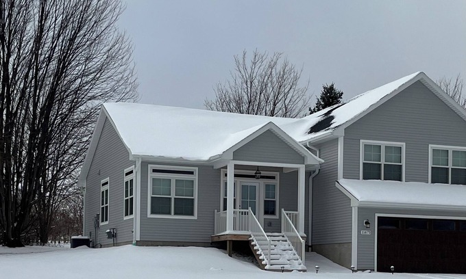 Williamsburg House | Charming new built 3-bedrooms house with spacious living area & gourmet kitchen.