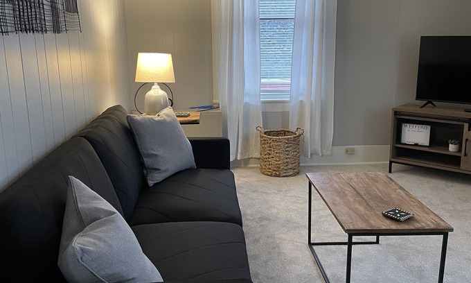 St. Albans Apartment | Charming Newly Renovated 1 Bedroom