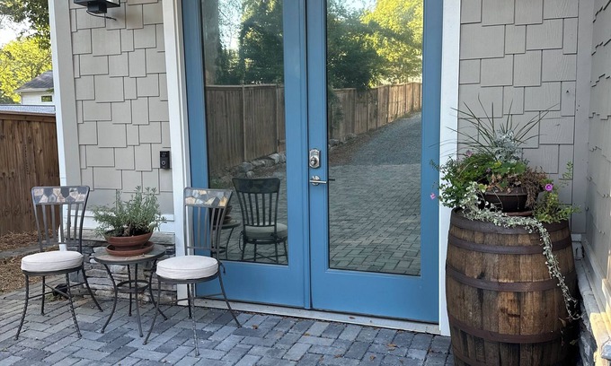 Marietta Cottage | Charming, newly constructed, carriage house located in Marietta Square.