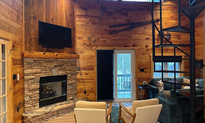 Champion Cabin | Charming, NEWLY Renovated, 3 Bedroom Cabin by the Creek, Minutes from 7 Springs
