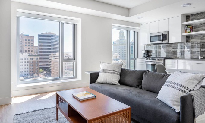 Downtown Oakland Apartment | Charming Oakland 1BR w/AC, W/D, Sky Deck, next to BART, by Blueground