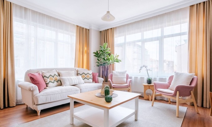 Rasimpasa Apartment | Charming Oasis w Balcony 5 min to Bull Statue