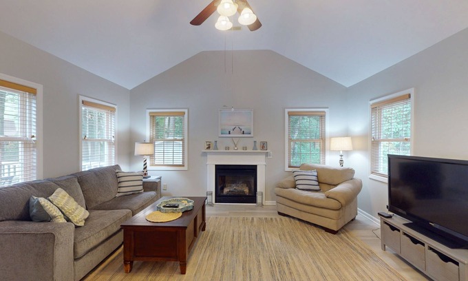 Ocean Pines House | Charming Ocean Pines home w/private deck, full kitchen, washer/dryer, AC & WiFi