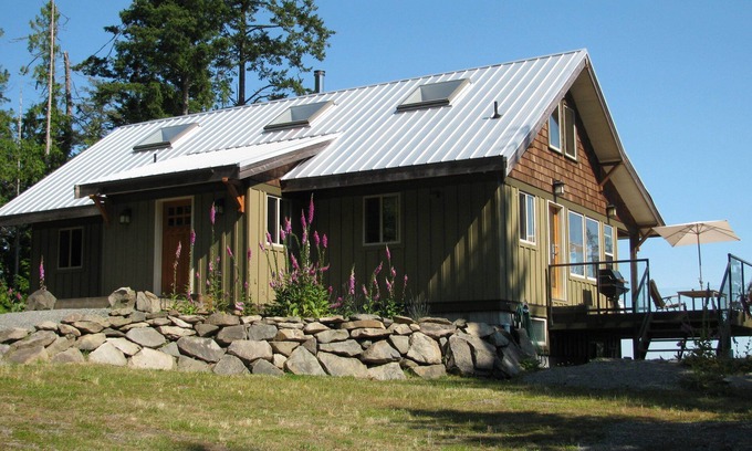 Pender Island House | Charming Ocean View House with Hot Tub
