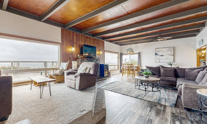 Gleneden Beach House | Charming Oceanfront Two-Story Home - Private Hot Tub Deck, Gas Grill, & Views