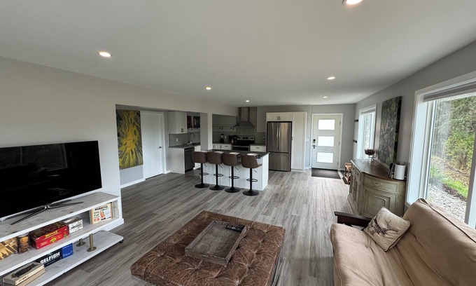 Vernon Apartment | Charming Okanagan lake view, 1 bedroom pet friendly suite in beautiful Vernon