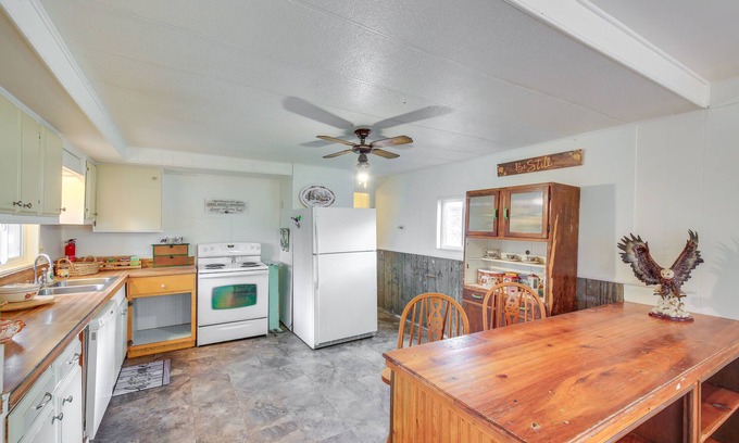 Libby Cottage | Charming Old Farmhouse in Libby: Pets Welcome!