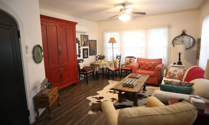 Dallas Apartment | Charming one bedroom historic home in Lakewood area of Dallas