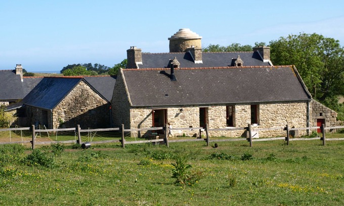 Ploudalmezeau Apartment | Charming one storey farmhouse by the sea