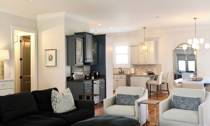 Oxford House | Charming Oxford Townhome - Minutes to Ole Miss and The Square! Sleeps 1-10