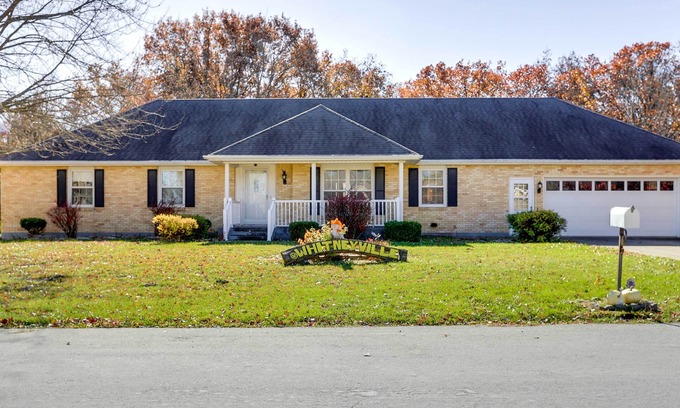 Paris House | Charming Paris Home w/Porch: Hunt + Unwind!
