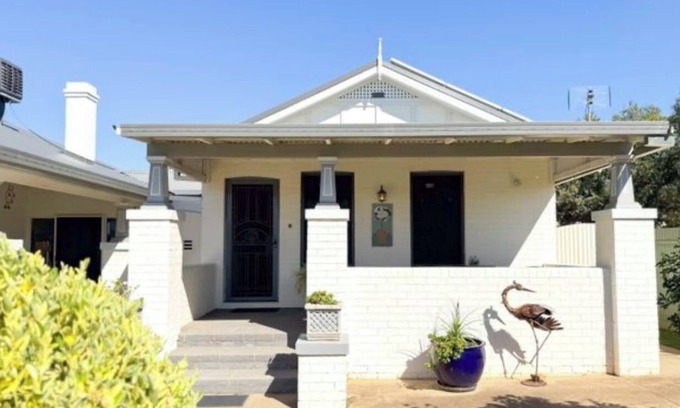 Parkes Apartment | Charming peaceful apartment