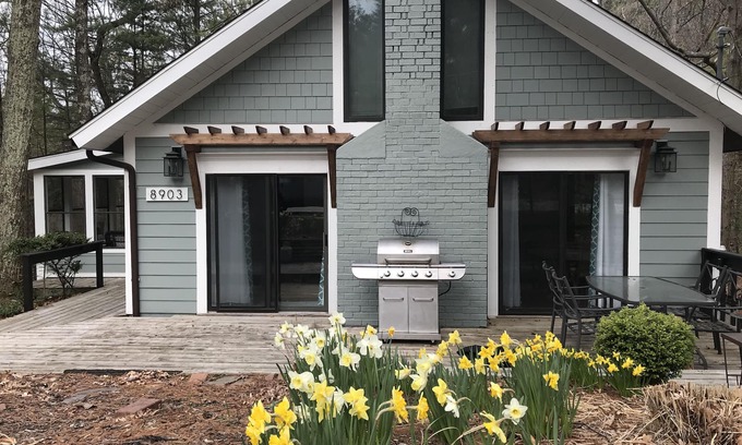 Pentwater Cottage | Charming Pentwater Cottage with Association Pool and Shared Lake Michigan Beach