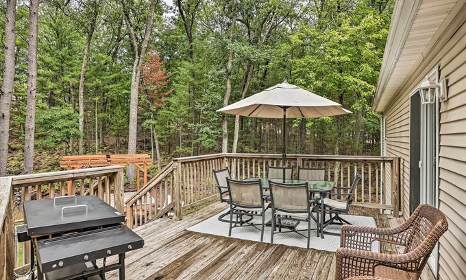 Pentwater House | Charming Pentwater Home w/Fire Pit & Yard!