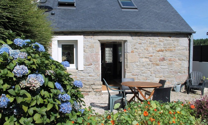 Saint-Evarzec House | Charming penty, 3* gite, enclosed garden with trees