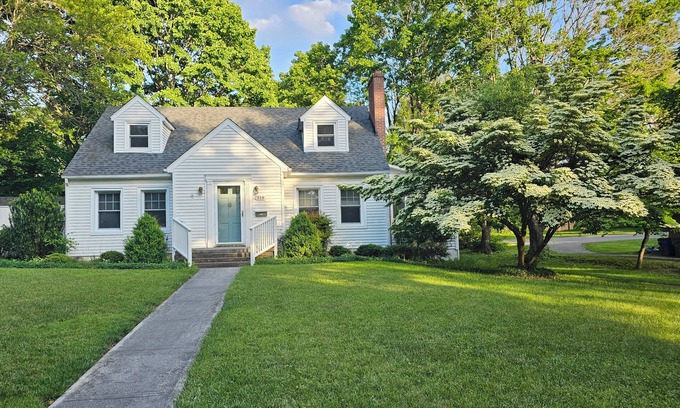 Blacksburg House | Charming, pet friendly 4-bedroom house, close to VT and downtown Blacksburg.
