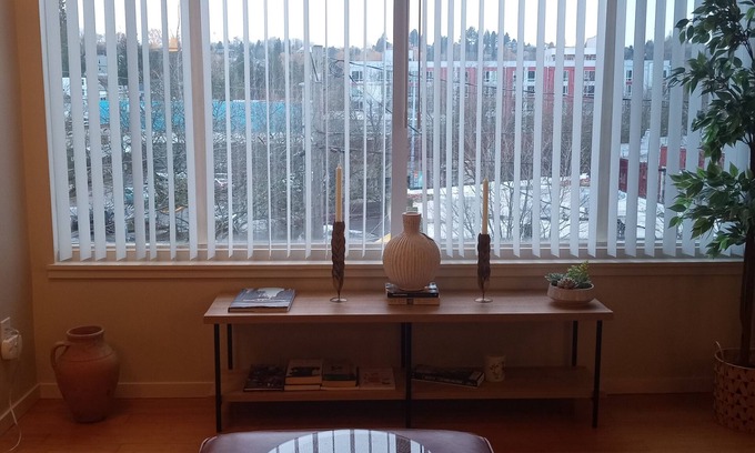 Columbia City Apartment | Charming pet friendly apartment close to cafes and park in delightful Seattle