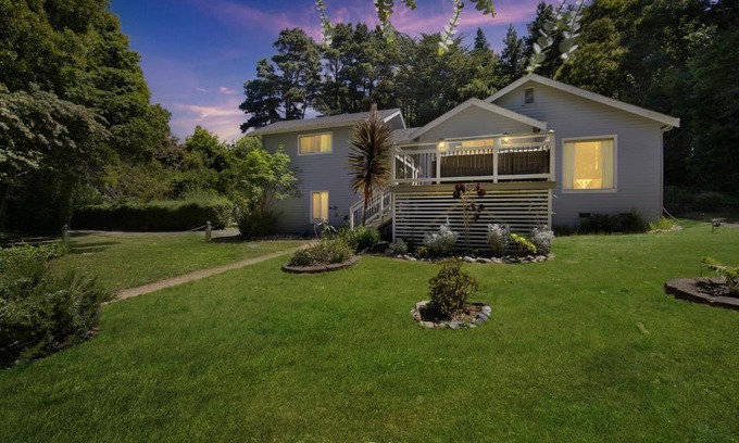 Fort Bragg House | Charming Pet Friendly Coastal Getaway home