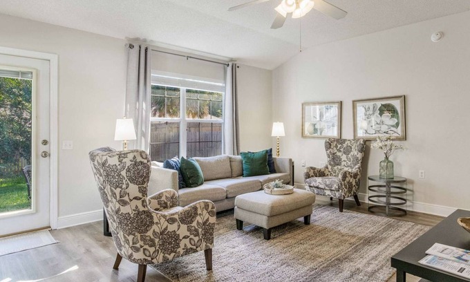 Ferry Pass House | Charming Pet friendly 3-bedroom house near UWF in Pensacola cozy fenced yard!