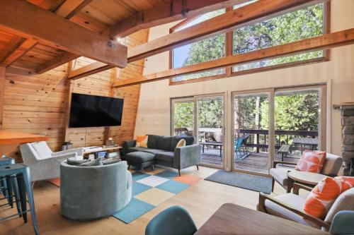 Strawberry House | Charming Pinecrest Cabin with Private Deck