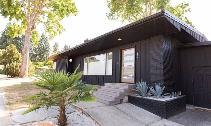 Monmouth House | Charming PNW Modern Oasis – Great Location, Spacious 3-Bedroom Comfort