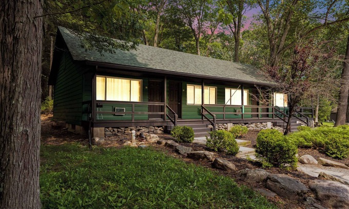 Canadensis Hotel | Charming Pocono Modern | Firepits | Pickleball!