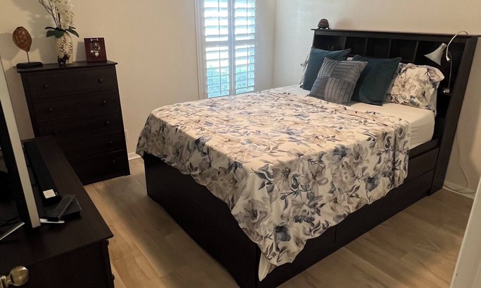 Bonita Springs House | Charming Pool House with a nearly 600 sq/ft Private Efficiency Suite Inside