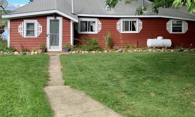 Gladwin Cottage | Charming Pratt Lake Lakefront 2BR Cottage