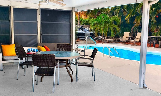Florida North Atlantic Coast House | Charming PRIVATE Suite HEATED Pool. Full Kitchen & Bath. 5min:Beach,Stadium,PGA