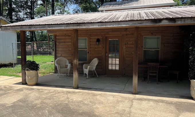 Texarkana Cottage | Charming private 2-bedroom cottage in Texarkana with WiFi, AC and peacocks!