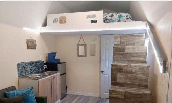 Edgewater Cabin | Charming Private Cottage close to the Beach!