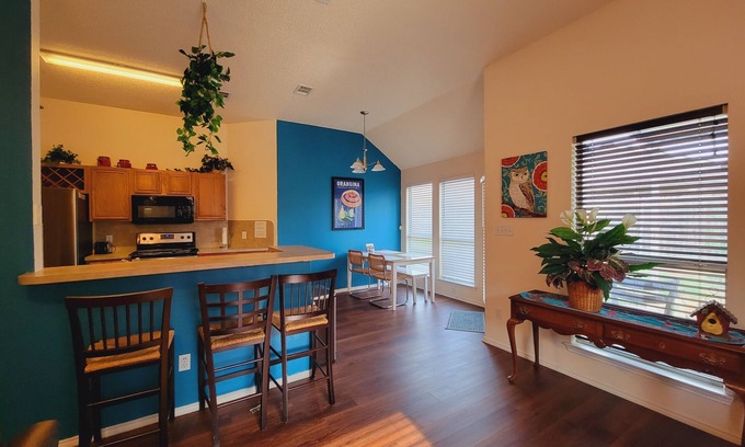 Denton Bed & Breakfast | Charming Private Master bedroom with Jacuzzi in Pleasant Denton