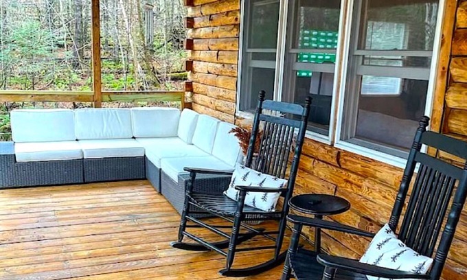 Woodsville Cabin | Charming Private Mountain Lakes Getaway
