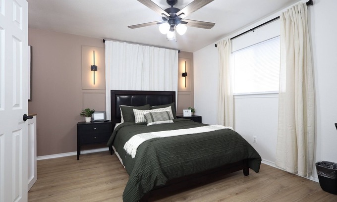 Sherman House | Charming Private Room in Sherman