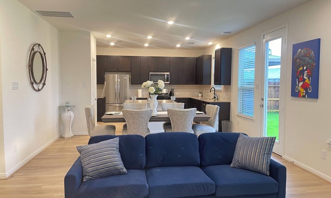 Iowa Colony House | Charming private room with AC and WiFi in quiet peaceful neighborhood