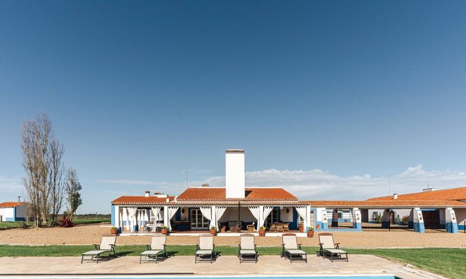 Ermidas-Sado Apartment | Charming Farm House With Pool