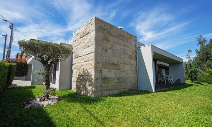 Guimaraes House | Charming 3-bedroom house with Barbecue area, AC and WiFi in Guimarães