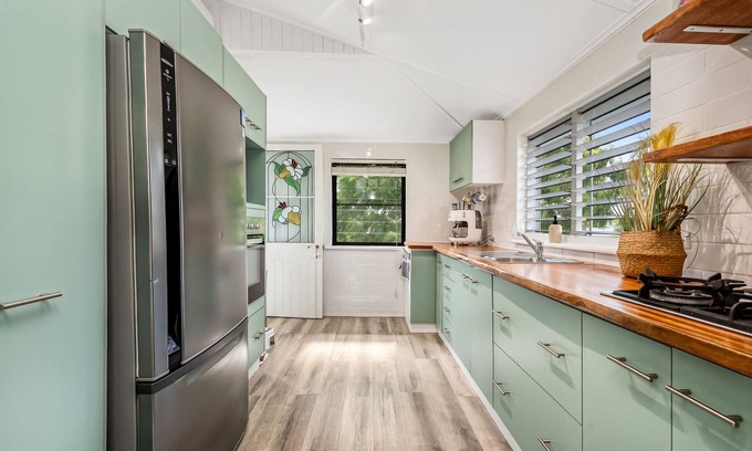 Mundingburra Apartment | Charming Queenslander Retreat in Leafy Mundingburra – Private Upstairs Stay