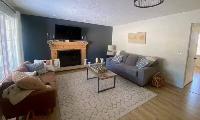 Walnut Creek House | Charming & quiet 2-bedroom house with WiFi and AC in Walnut Creek