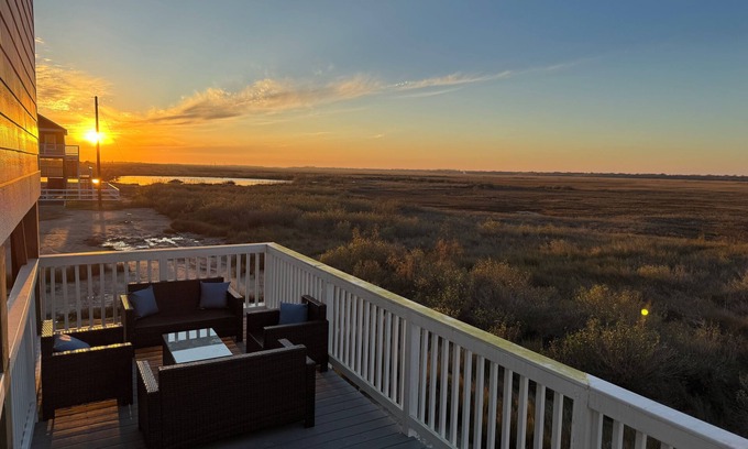 Port Bolivar House | Charming & quiet home 2 mins from beach-sleeps 6 plus RV hookup! Family getaway!
