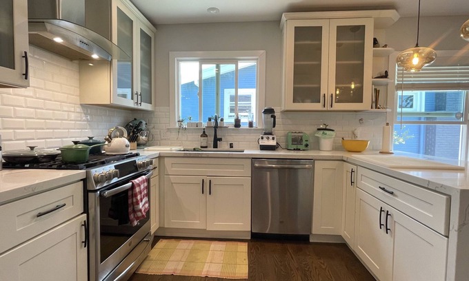 Oakland House | CHARMING & QUIET ONE BEDROOM /ONE OFFICE OAKLAND CRAFTSMEN HOME