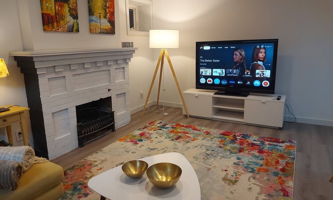 Lawrence Park South House | Charming, Quiet & Private Ground Floor Suite - Prime Location, Full comfort