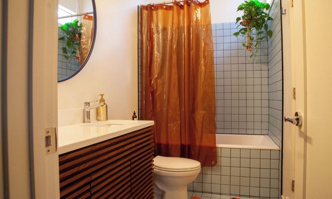 Schnitzelburg House | Charming Quiet Urban Retreat Near Restaurants and Bars in Germantown
