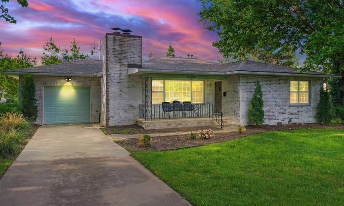 Joplin House | Charming Rancher, Close to Everything!
