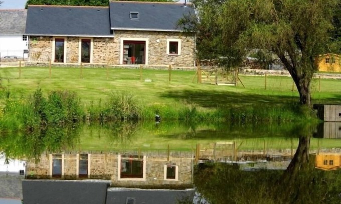 Nort-sur-Erdre Cottage | Charming Renovated Barn with Private Pond near Nantes