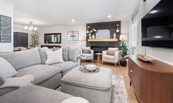 Zionsville House | Charming renovated 2-bedroom home & study-Perfect for Big 10 Championship Dec 6!