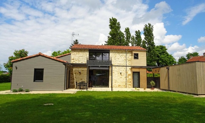 Bourneau Cottage | Charming Renovated Barn with Large Garden, Near Baroque Festival